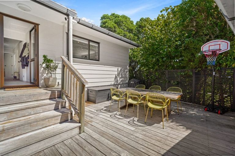 Photo of property in 1/22 Derwent Crescent, Titirangi, Auckland, 0604