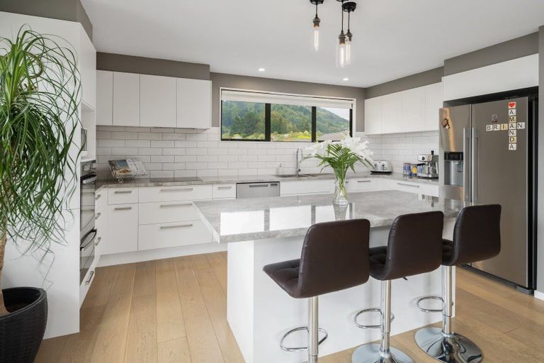 Photo of property in 6 Whitby Close, Waikawa, Picton, 7220