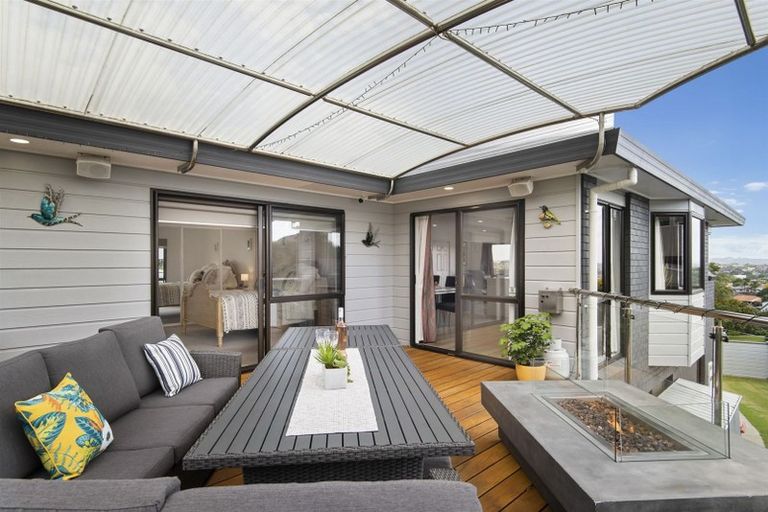 Photo of property in 21 Ballini Rise, West Harbour, Auckland, 0618