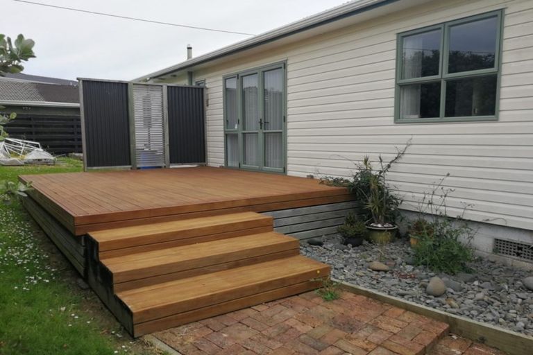 Photo of property in 12 Bamboo Grove, Kelston, Auckland, 0602