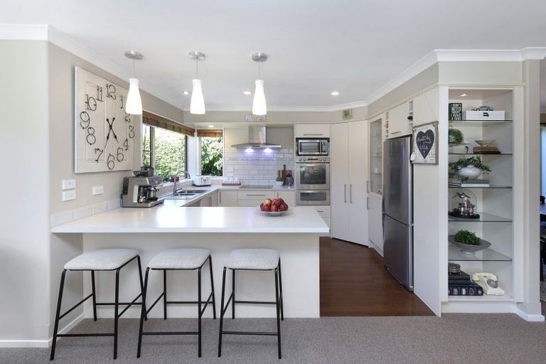 Photo of property in 10 Willowview Drive, Redwood, Christchurch, 8051