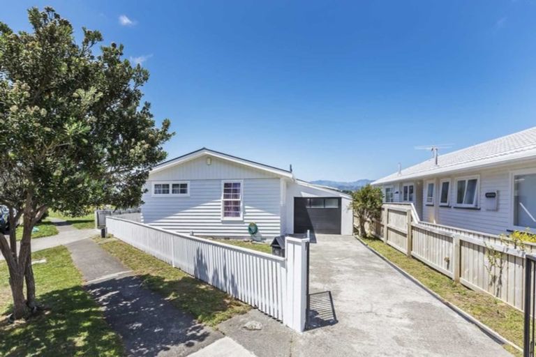 Photo of property in 90 Akaroa Drive, Maupuia, Wellington, 6022
