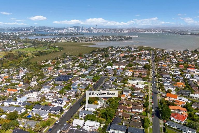 Photo of property in 5 Bayview Road, Hauraki, Auckland, 0622