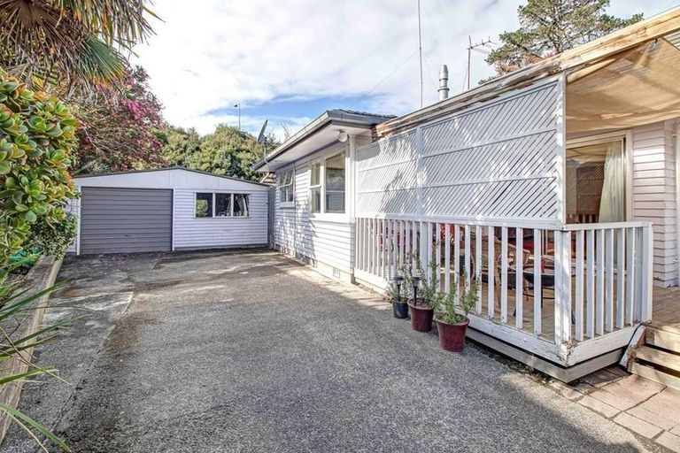 Photo of property in 49 Totaravale Drive, Totara Vale, Auckland, 0629