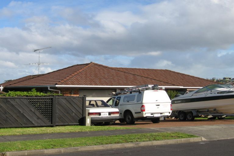 Photo of property in 33 Channing Crescent, Botany Downs, Auckland, 2010