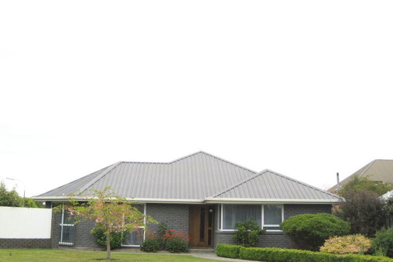 Photo of property in 9 Regency Crescent, Redwood, Christchurch, 8051
