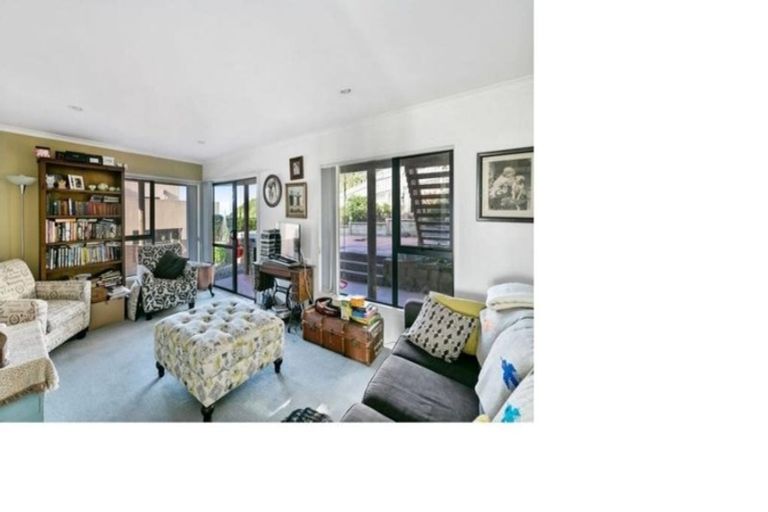 Photo of property in 4 Forbes Lane, Newlands, Wellington, 6037
