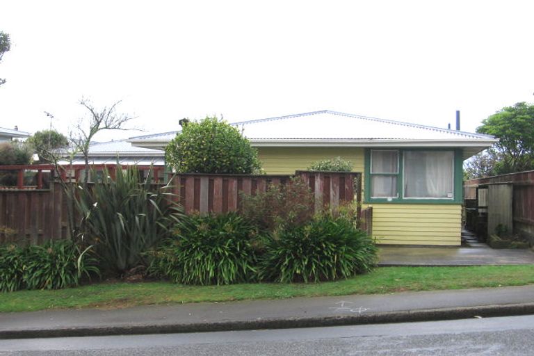 Photo of property in 16 Fitzpatrick Street, Newlands, Wellington, 6037