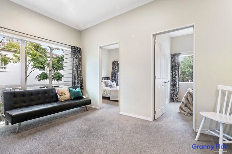 Photo of property in 11 Springvale Drive, Fairview Heights, Auckland, 0632