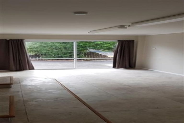 Photo of property in 2/4202a Great North Road, Glendene, Auckland, 0602