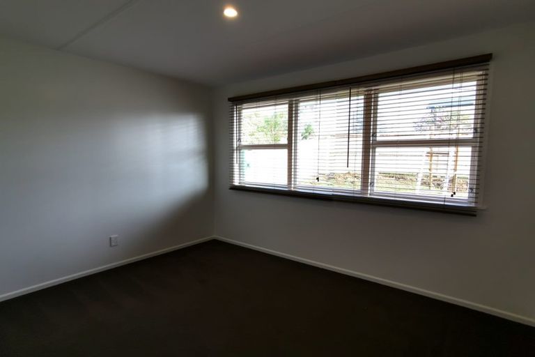 Photo of property in 2/31 Beaubank Road, Kelston, Auckland, 0602