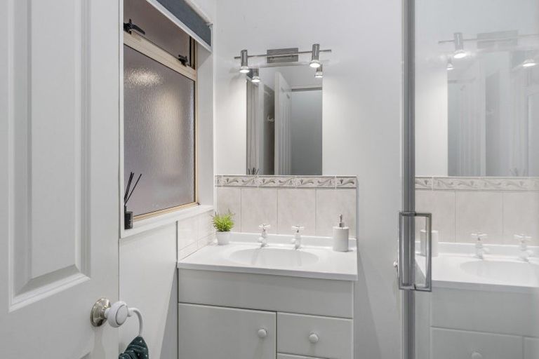 Photo of property in 19 Te Urunga Place, Acacia Bay, Taupo, 3330