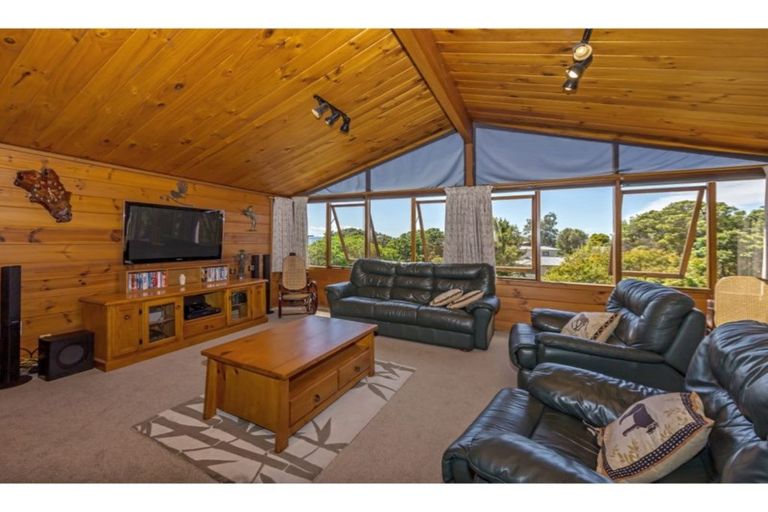 Photo of property in 1394 Whangaparaoa Road, Army Bay, Whangaparaoa, 0930