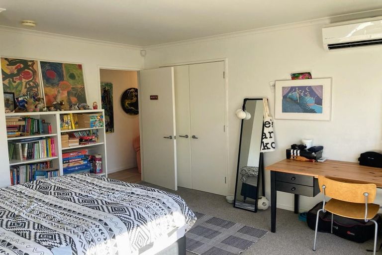 Photo of property in 5 Pendene Place, Forrest Hill, Auckland, 0620