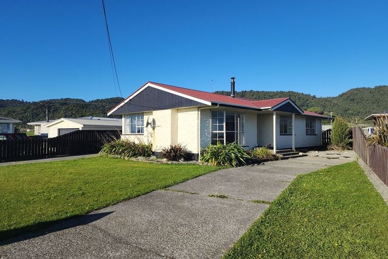 Photo of property in 100 Domett Esplanade, Cobden, Greymouth, 7802