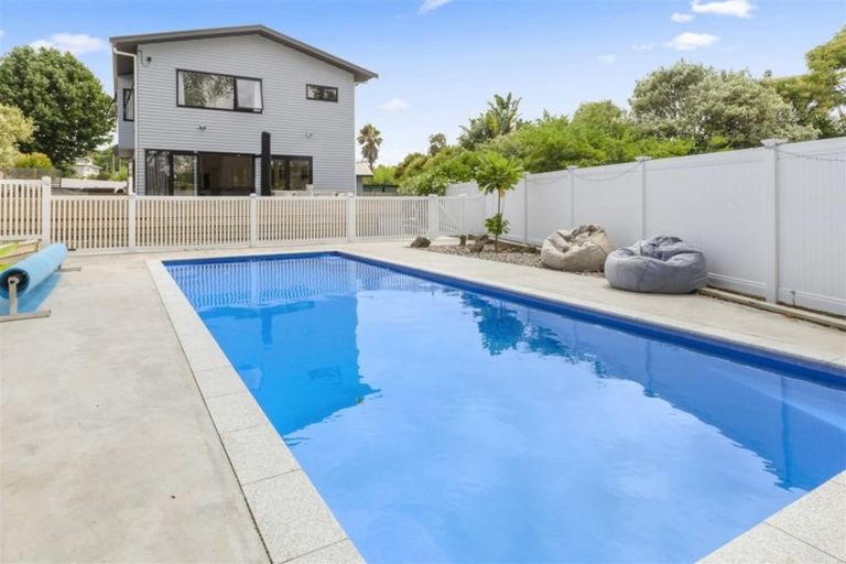 Photo of property in 11 Becroft Drive, Forrest Hill, Auckland, 0620