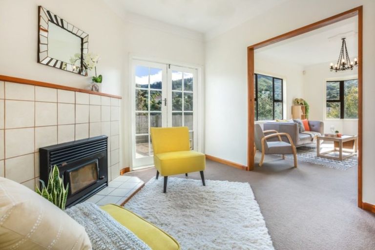 Photo of property in 19a Lyndhurst Road, Tawa, Wellington, 5028
