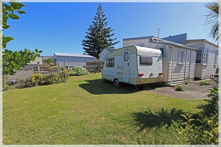 Photo of property in 26 Hall Place, Foxton Beach, Foxton, 4815