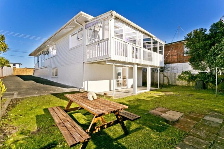 Photo of property in 96 Pupuke Road, Hillcrest, Auckland, 0627