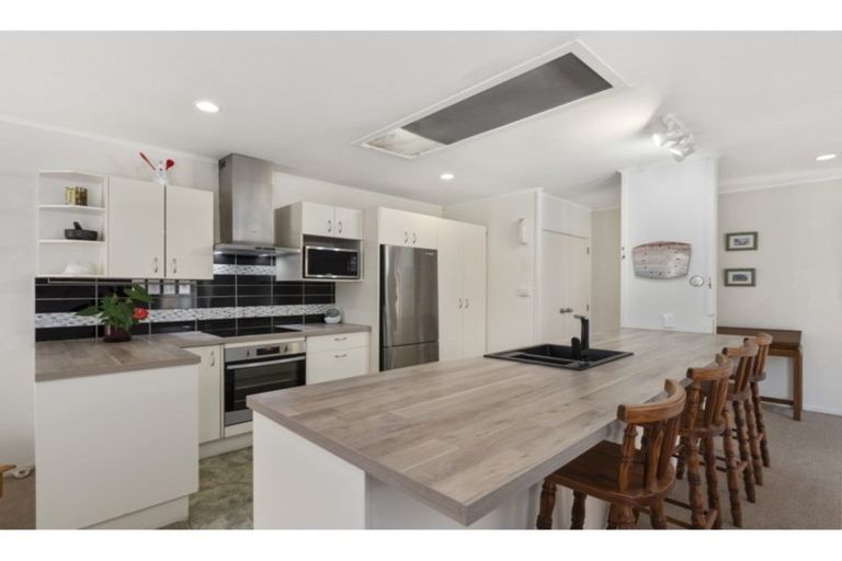 Photo of property in 3/12-20 Northcross Drive, Oteha, Auckland, 0632