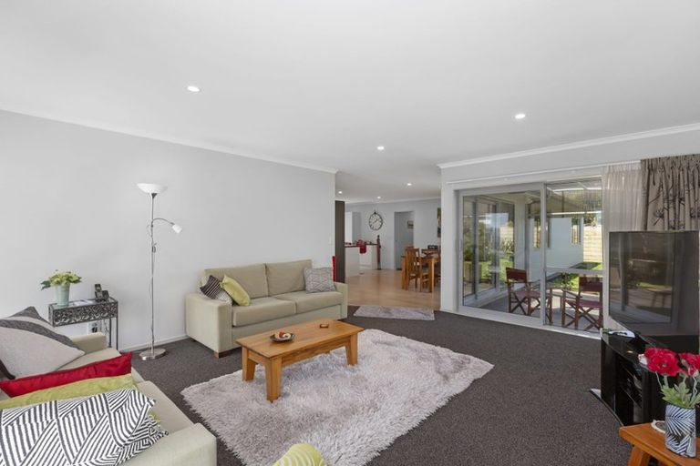Photo of property in 6 Grace Cove, Aotea, Porirua, 5024