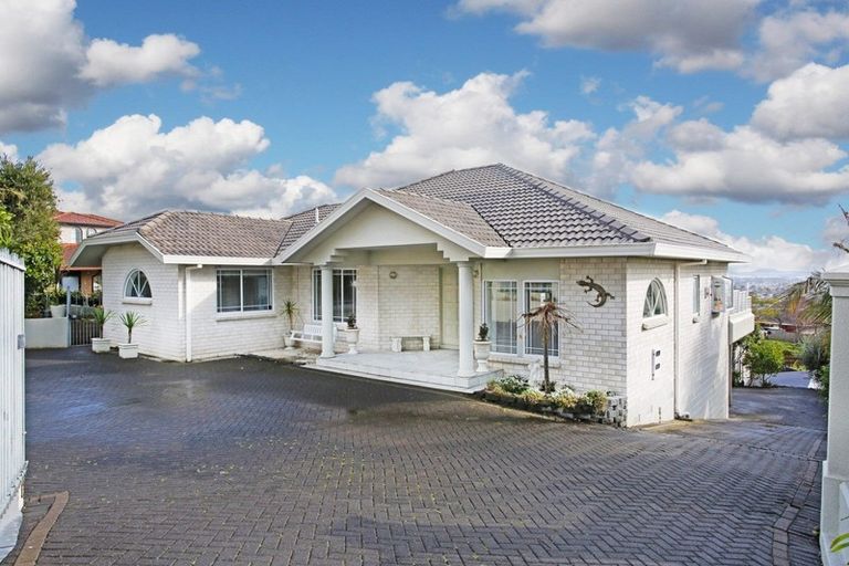 Photo of property in 17 Santa Monica Place, Goodwood Heights, Auckland, 2105