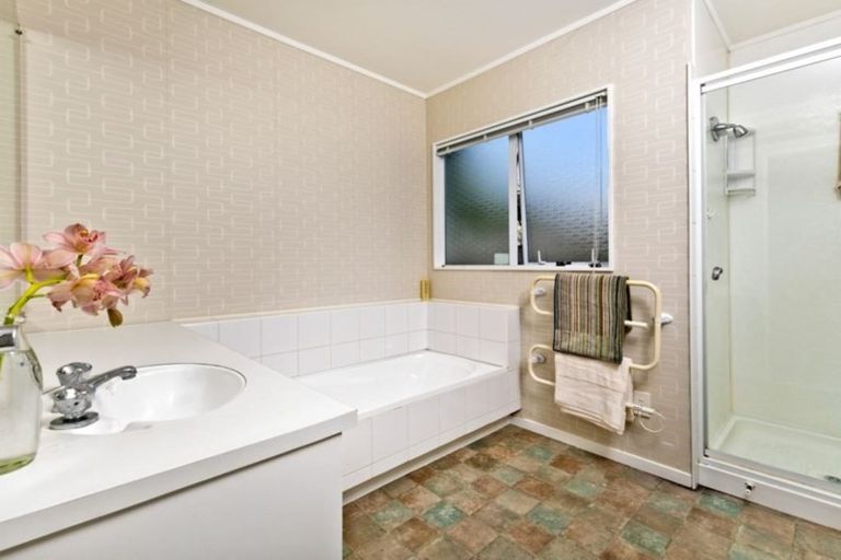 Photo of property in 17b Bernleigh Terrace, West Harbour, Auckland, 0618