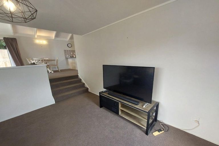 Photo of property in 2/2 Ceramco Place, Torbay, Auckland, 0630