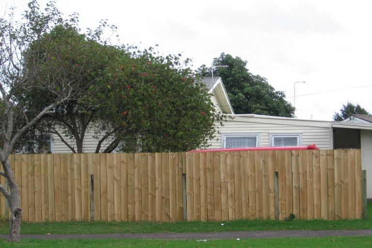 Photo of property in 8 Sturges Road, Henderson, Auckland, 0610