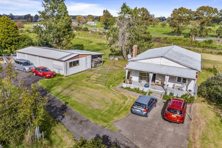 Photo of property in 7 Main Road, Kumeu, 0810