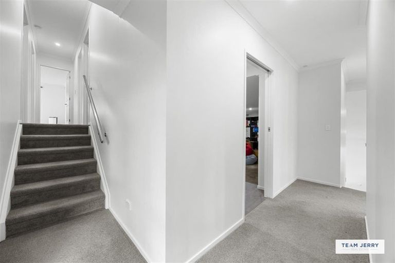 Photo of property in 28 Fairchild Avenue, Goodwood Heights, Auckland, 2105