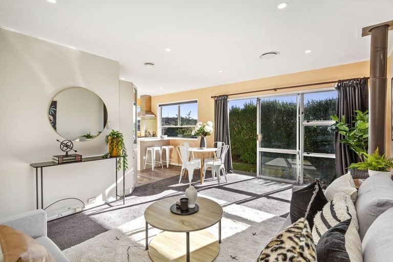 Photo of property in 27b Chetwode Grove, Newlands, Wellington, 6037