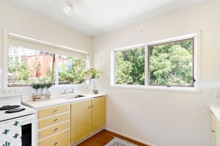 Photo of property in 2/4 Velma Road, Hillcrest, Auckland, 0627