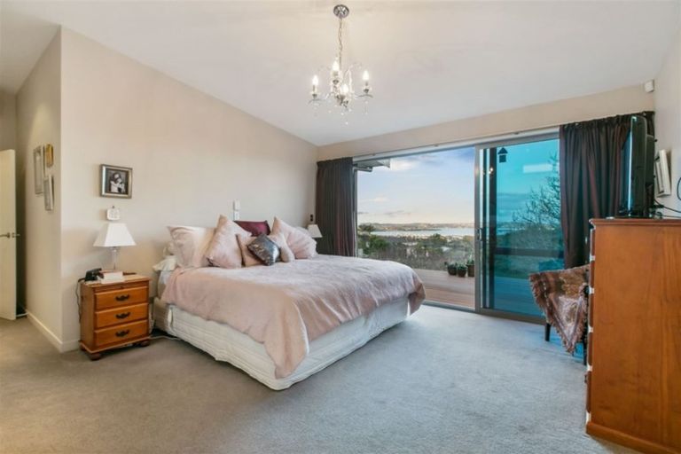 Photo of property in 5a Bernleigh Terrace, West Harbour, Auckland, 0618