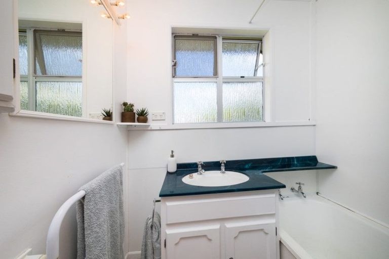 Photo of property in 11 Dorset Crescent, Hokowhitu, Palmerston North, 4410