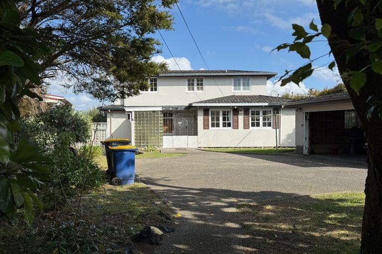Photo of property in 115 Pupuke Road, Northcote, Auckland, 0627