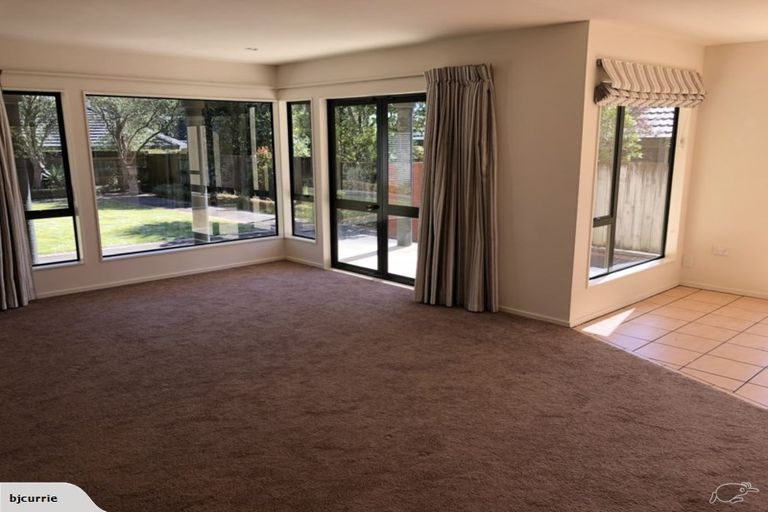 Photo of property in 32 Kilkenny Place, Fitzherbert, Palmerston North, 4410