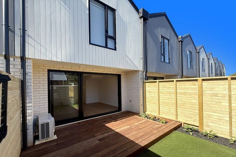 Photo of property in 2/51 Yeovil Road, Te Atatu Peninsula, Auckland, 0610