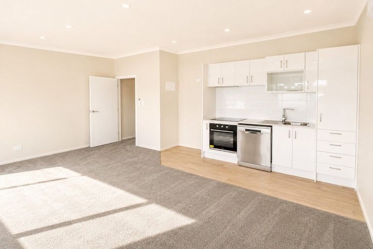 Photo of property in 10/19 Collins Avenue, Tawa, Wellington, 5028