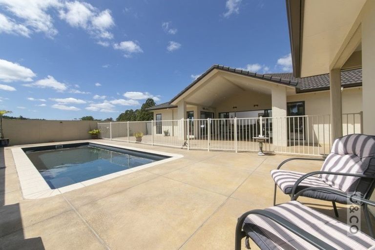 Photo of property in 165 Oraha Road, Kumeu, 0892