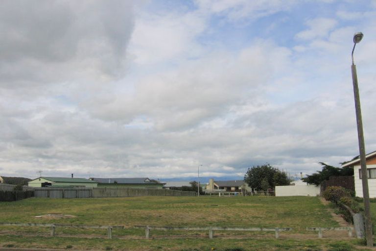 Photo of property in 32 Hennessy Street East, Foxton Beach, Foxton, 4815