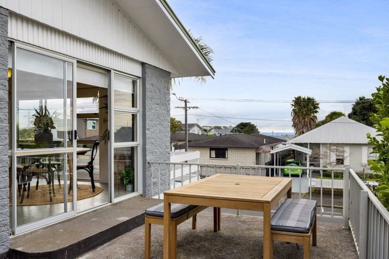 Photo of property in 1/246 Courtenay Street, Strandon, New Plymouth, 4312