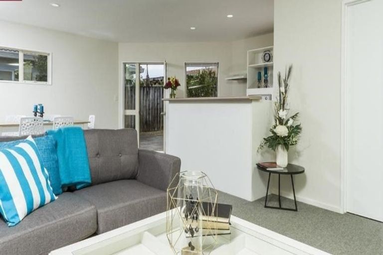 Photo of property in 2/3 Caribbean Drive, Unsworth Heights, Auckland, 0632