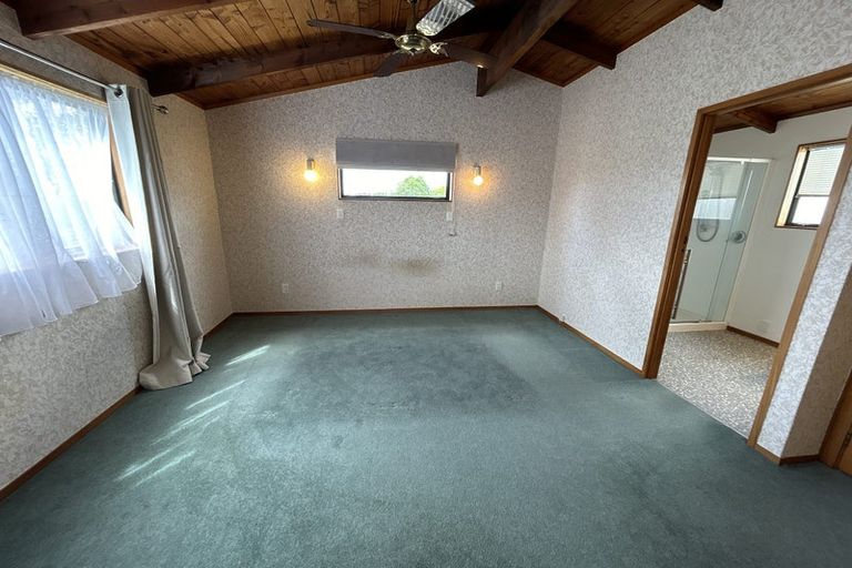 Photo of property in 14a Chablis Place, Henderson, Auckland, 0612