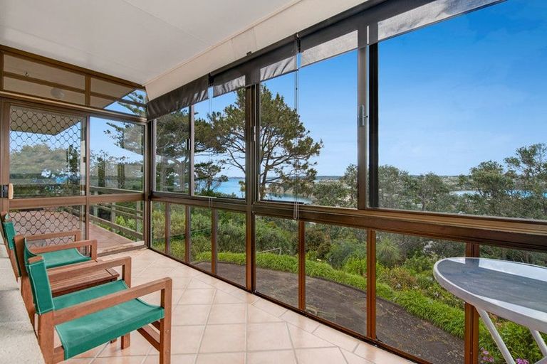 Photo of property in 23 Roberts Road, Matakatia, Whangaparaoa, 0930