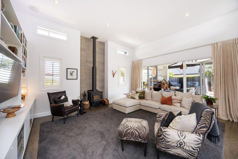 Photo of property in 5 Fairway Grove, Hokowhitu, Palmerston North, 4410