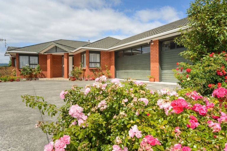 Photo of property in 27 Rosebank Avenue, Kelvin Grove, Palmerston North, 4414