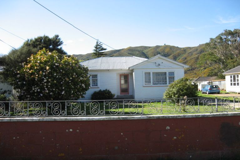 Photo of property in 37 Dover Road, Wainuiomata, Lower Hutt, 5014