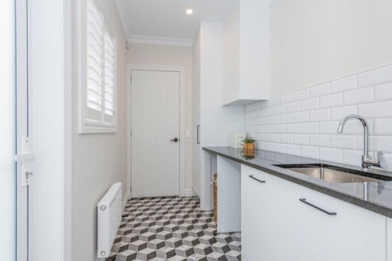 Photo of property in 32 Karoro Road, One Tree Point, 0118