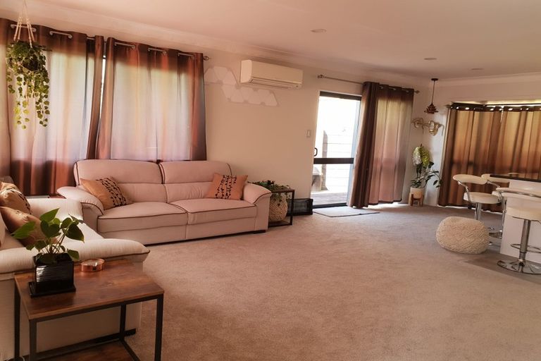 Photo of property in 16 Lowburn Place, Clover Park, Auckland, 2019